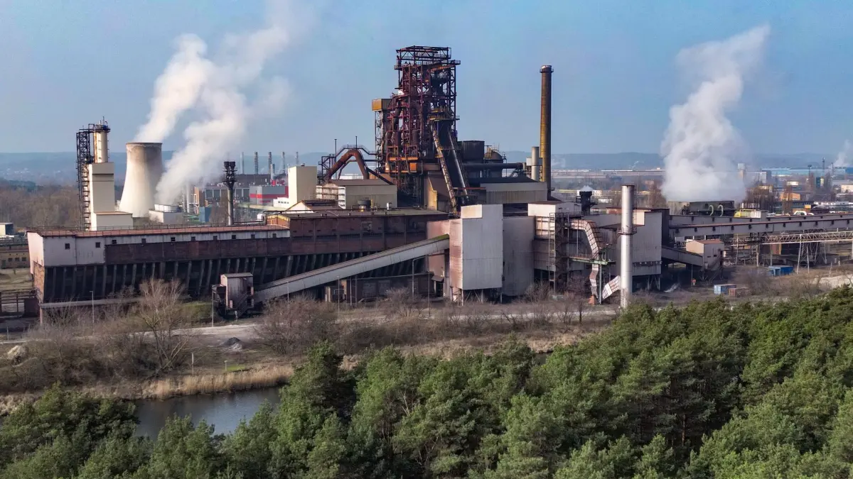 ArcelorMittal Eisenhüttenstadt GmbH: ARCHIV - 02.03.2024, Brandenburg, Eisenhüttenstadt: Ein Hochofen auf dem Werksgelände von ArcelorMittal Eisenhüttenstadt GmbH (Luftaufnahme mit einer Drohne). (zu dpa: «Gewerkschaft will Stahlwerk und Mercedes-Werk erhalten») Foto: Patrick Pleul/dpa +++ dpa-Bildfunk +++