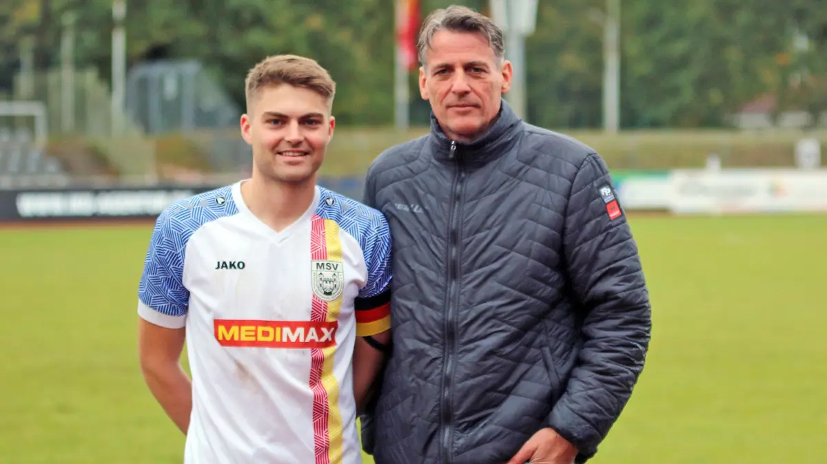 Brandenburgliga: MSV Neuruppin gegen Germania Schöneiche 3:1, Jannis Neumann (Kapitän) und sein Vater Malte