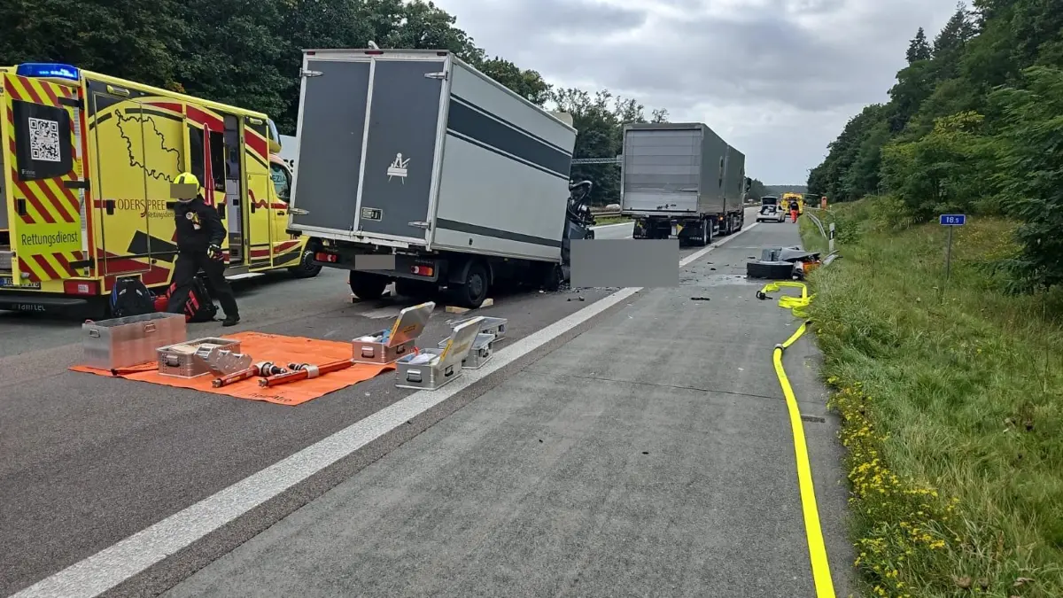Blick auf die Unfallstelle an der A12. Eine Person wurde bei dem Unfall am 6. Oktober tödlich verletzt.