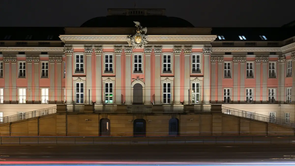 Der Brandenburger Landtag in Potsdam vor dem Morgengrauen.