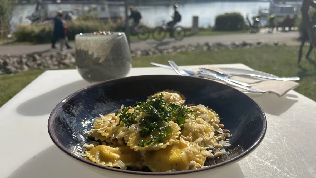 Die letzten Sonnenstrahlen des Herbstes genießen das geht wunderbar beim Lunch im Restaurant Parzival in Neuruppin.