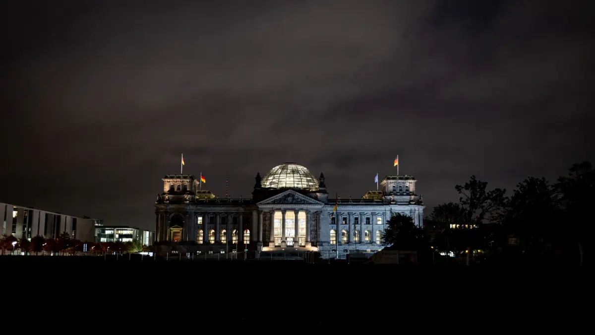 Reichstag im Morgengrauen: 06.10.2025, Berlin: Die Fenster im Reichstagsgebäude des Deutschen Bundestags sind am frühen Morgen in Berlin erleuchtet. Foto: Fabian Sommer/dpa +++ dpa-Bildfunk +++