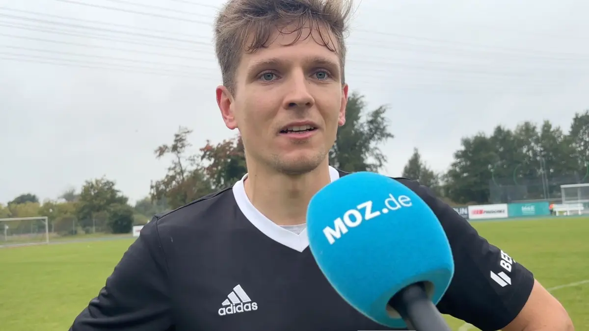 Lukas Kuhl, Spieler des SC Eintracht Miersdorf/Zeuthen und Ex-Spieler von Grün-Weiss Ahrensfelde, am MOZ-Mikrofon.