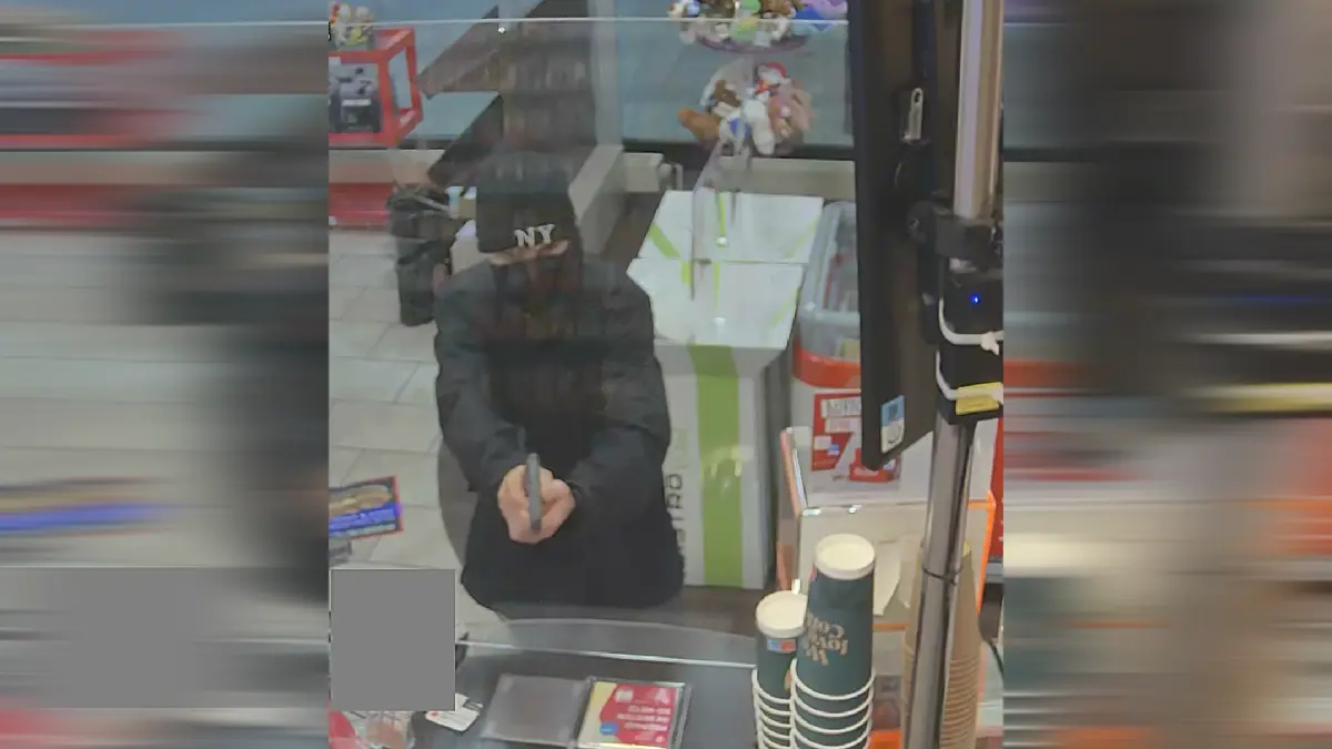 Der Mann hielt eine Pistole in der Hand und bedrohte damit die Angestellten.