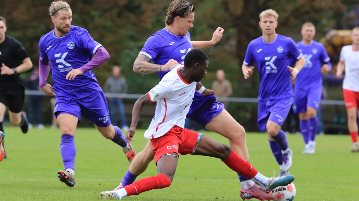 Oberliga: Eintracht Mahlsdorf mit Peter Köster gegen Union Klosterfelde mit Meuzinho Marcos Maleca (in Weiß)