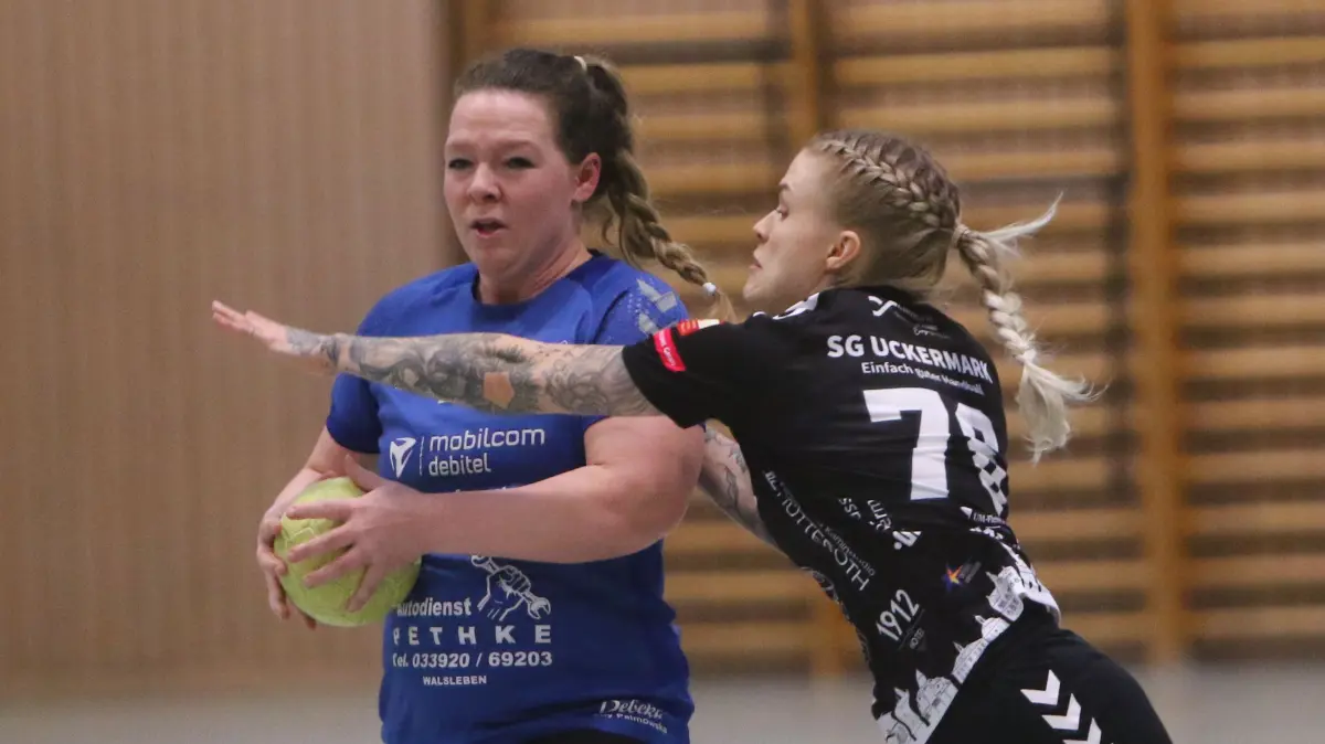 Handball Union Neuruppin gegen SG Uckermark im Februar 2025 mit Franziska Lieske (in Blau), Kandidatin Sportler der Woche