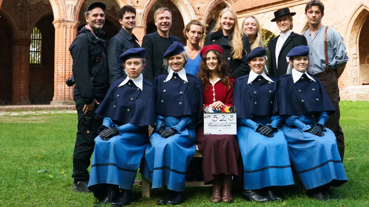 Mädchen in Uniform: Drehstart-Foto