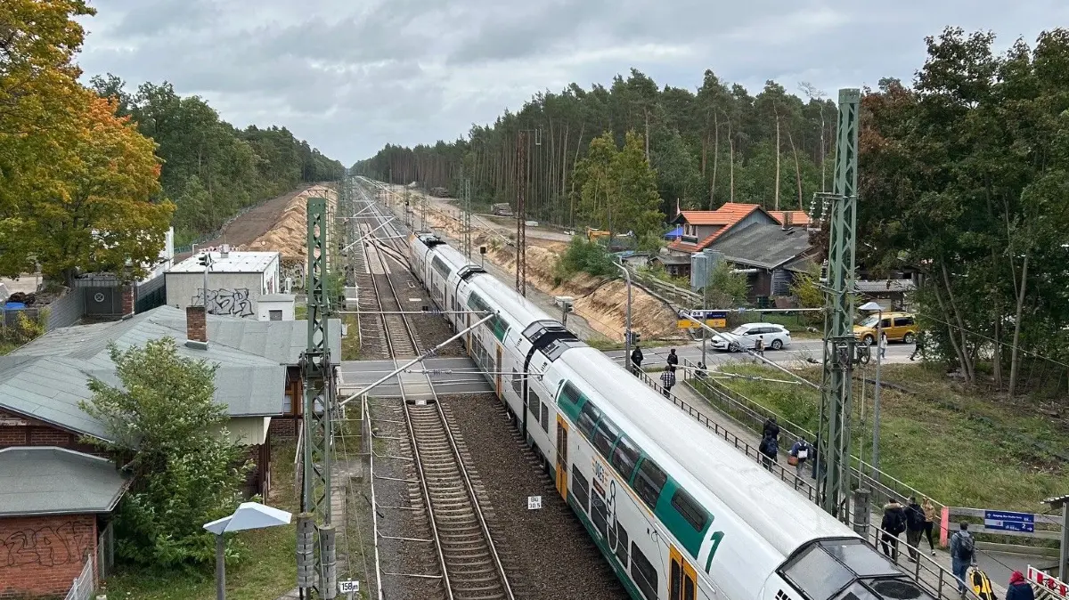Nicht nur der alte Bahnhof Fangschleuse bei Tesla verschwindet, sondern auch der jetzige Bahnübergang an der L23. Er soll rund 100 Meter entfernt (oben im Bild) durch eine Brücke ersetzt werden.