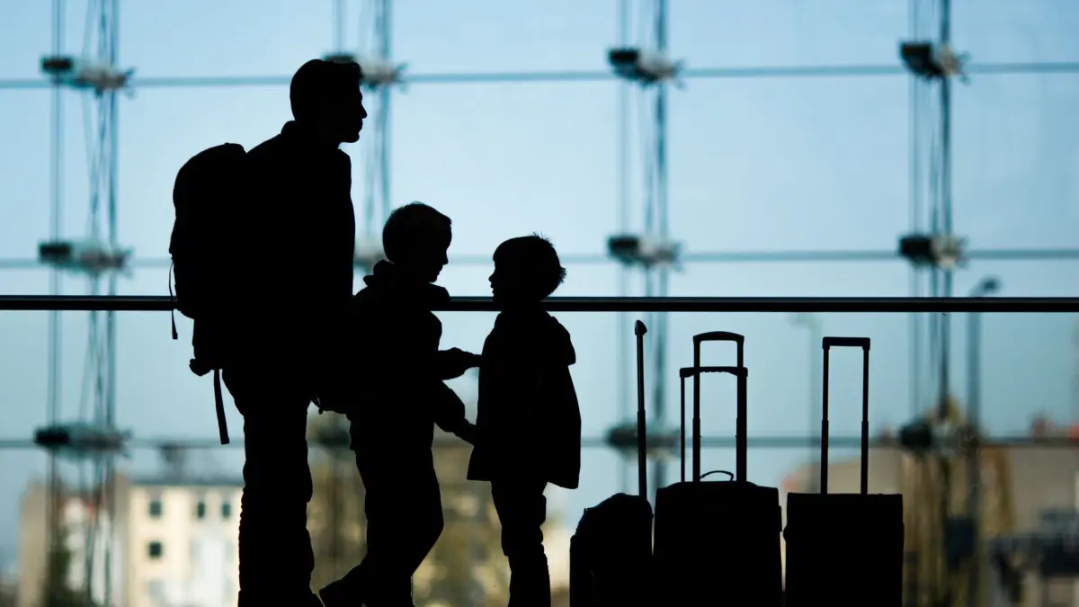 Familie steht mit Gepäck am Bahnhof: ILLUSTRATION - Anspruch auf Kindergeld? Den haben unter bestimmten Voraussetzungen auch im Ausland lebende Deutsche. (zu dpa: «Kindergeld für Deutsche im Ausland: Wer Anspruch darauf hat») Foto: Lukas Schulze/dpa/dpa-mag - Honorarfrei nur für Bezieher des Dienstes dpa-Magazin +++ dpa-Magazin +++