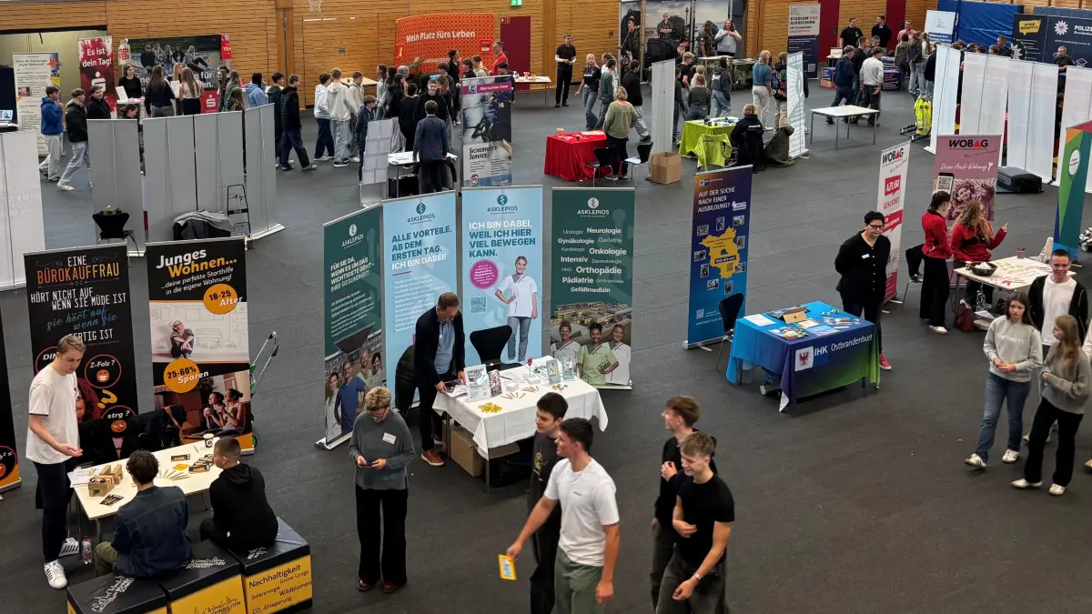Berufemesse 2025 in Angermünde: Mehr als 40 Unternehmen aus Ostbrandenburg präsentieren in der Mehrzweckhalle im Einstein-Gymnasium aktuelle Ausbildungsberufe für künftige Schulabgänger. Die Vielfalt ist riesig.