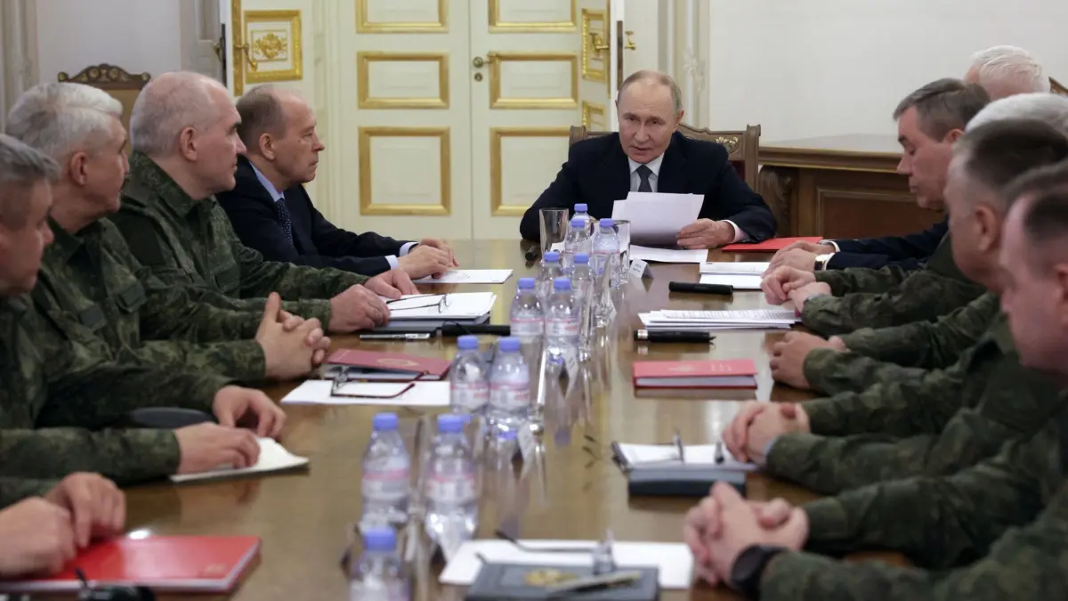 Russlands Präsident Putin: 07.10.2025, Russland, St. Petersburg: Der russische Präsident Wladimir Putin (M) spricht mit der Führung des russischen Verteidigungsministeriums und dem Generalstab. Foto: Mikhail Metzel/Pool Sputnik Kremlin/AP/dpa - ACHTUNG: Nur zur redaktionellen Verwendung und nur mit vollständiger Nennung des vorstehenden Credits +++ dpa-Bildfunk +++