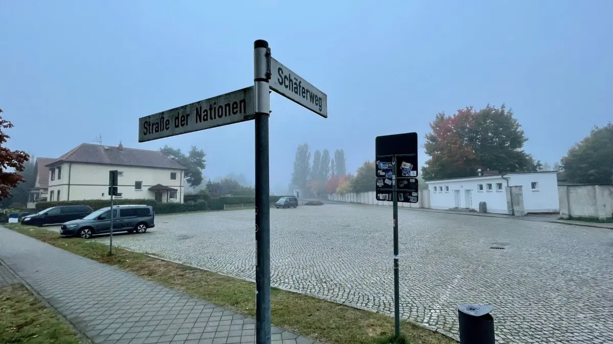 Umbau vom Schäferweg Parkplatz für Reisebusse der Gedenkstätte Sachsenhausen in Oranienburg, Anwohner, Stadt und Gedenkstättenstiftung konnten sich nach jahrelangem Streit für eine Variante zur Entlastung der Anlieger einigen