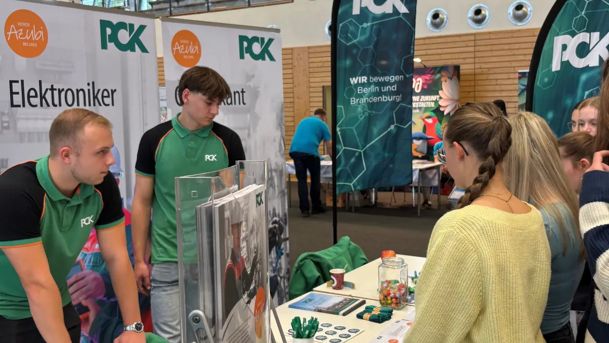 Berufemesse im Einstein-Gymnasium Angermünde: Das PCK Schwedt gehört von Anfang an zu den Ausstellern. Das Interesse junger Menschen ist groß.