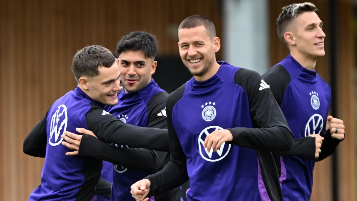 Training Fußball-Nationalmannschaft: 07.10.2025, Bayern, Herzogenaurach: Fußball: Nationalmannschaft, WM-Qualifikation, vor dem Spiel gegen Luxemburg (10.10.), Florian Wirtz (l-r), Nadiem Amiri, Waldemar Anton und Nico Schlotterbeck in Aktion während des Trainings. Foto: Federico Gambarini/dpa - WICHTIGER HINWEIS: Gemäß den Vorgaben der DFL Deutsche Fußball Liga bzw. des DFB Deutscher Fußball-Bund ist es untersagt, in dem Stadion und/oder vom Spiel angefertigte Fotoaufnahmen in Form von Sequenzbildern und/oder videoähnlichen Fotostrecken zu verwerten bzw. verwerten zu lassen. +++ dpa-Bildfunk +++