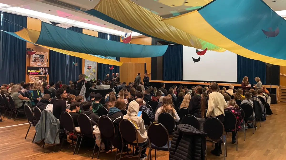 Volle Stadthalle, gespannte Kinder: In Bernau startete das Kinderfilmfest Brandenburg mit dem Film „Sieger sein“ und verwandelt die Bühne zwei Wochen lang in ein Klassenzimmer voller Kinoerlebnisse.
