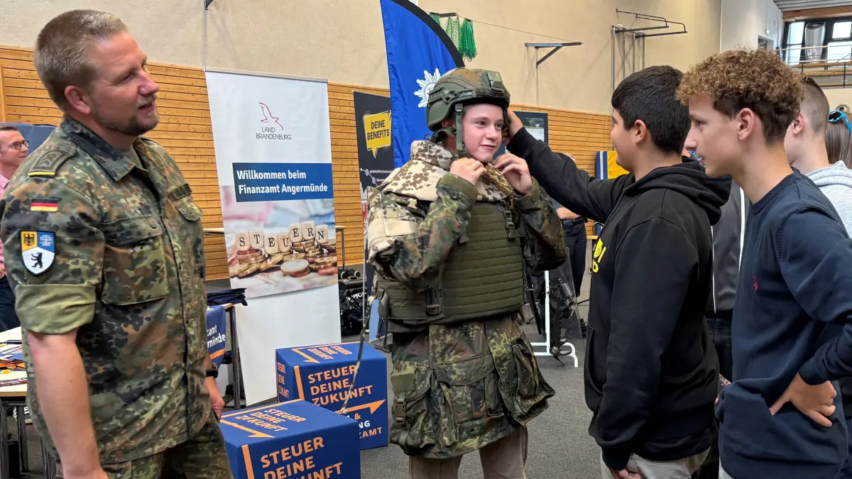 Zukunft Bundeswehr: Die Karriereberatung der Bundeswehr informierte Schüler in Angermünde über vielfältige zivile und militärische Ausbildungs- und Studienangebote. Das Thema ist hochaktuell.