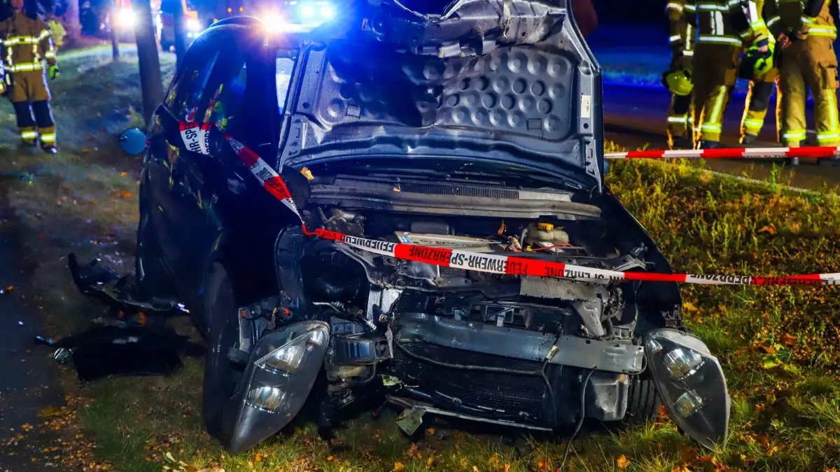 Unfall Auto gegen Baum, Fahrerflucht, Landesstraße 19 zwischen Kremmen und Sommerfeld am 6.10.2025