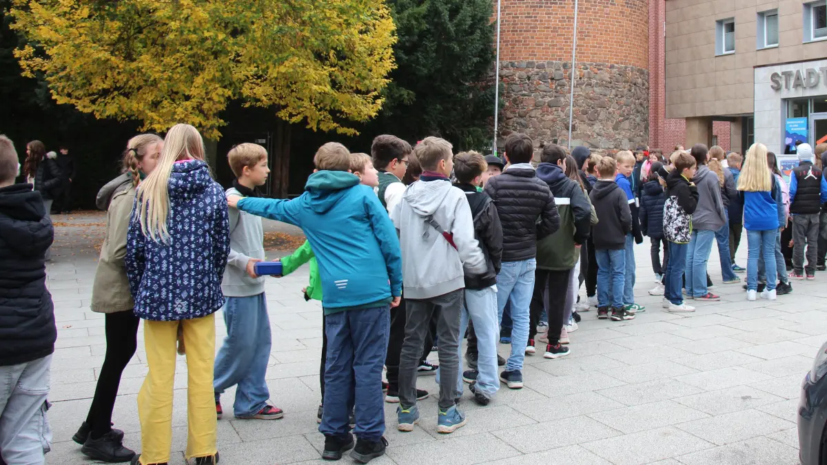 Eine lange Schlange bildete sich am 7.10 vor der Bernauer Stadthalle zum Auftakt des 34. "Kinderfilmfestes im Land Brandenburg".