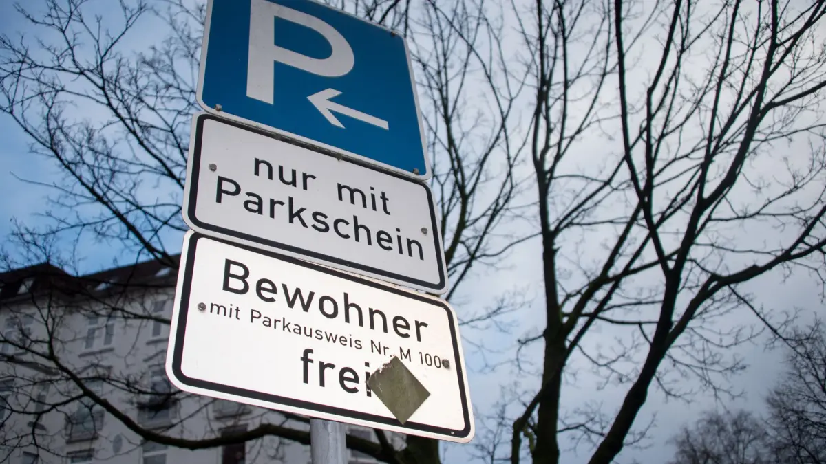 Parken für Anwohner: ARCHIV - 06.01.2018, Hamburg: Ein Verkehrschild weist im Stadtteil Neustadt auf freies Parken für Bewohner mit Parkausweis hin. (zu dpa: «Mehr zahlen fürs Parken: Städte in Hessen passen Gebühren an») Foto: Axel Heimken/dpa +++ dpa-Bildfunk +++