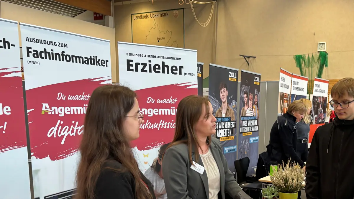 Berufemesse Angermünde 2025 im Einstein-Gymnasium: Die Stadtverwaltung Angermünde präsentiert Ausbildungsberufe von IT-Fachmann über Erzieher bis Bademeister.