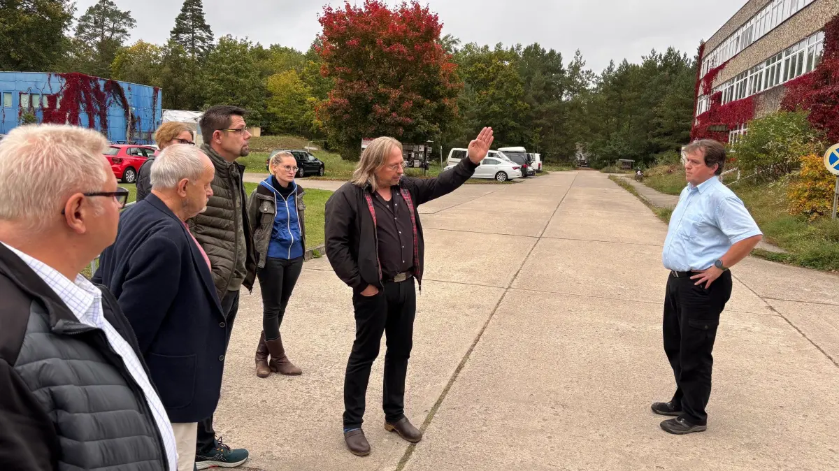 Vorhabenträger Matthias Merkle (Mitte) mit seinem Anwalt Jens Mader (rechts) und Melanie Seeland vom Theater Die andere Welt Bühne zeigen den Bauausschuss-Mitgliedern die Erschließungsstraßen auf dem Alten Postgelände in Strausberg.