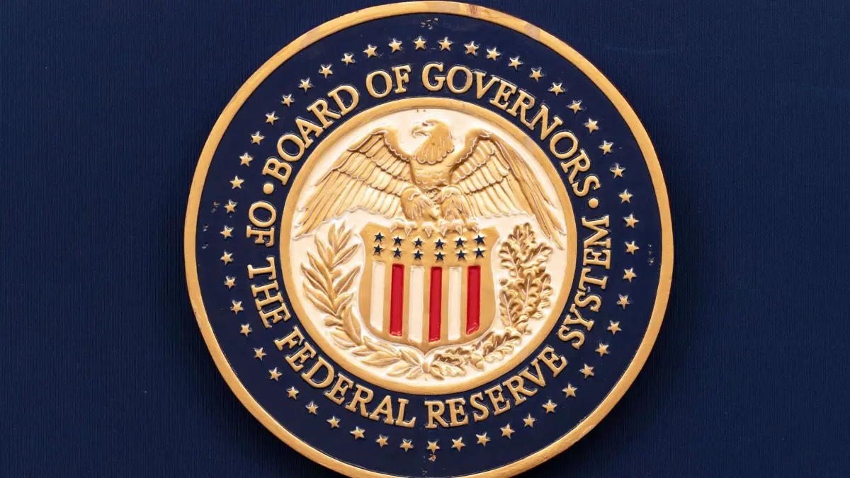 Siegel der US-Notenbank: ARCHIV - 31.07.2024, USA, Washington: Das Siegel des Federal Reserve System ist während einer Pressekonferenz des Vorsitzenden des Federal Reserve Board Powell im Federal Reserve Board Building in Washington zu sehen. (zu dpa: «Wenn Daten fehlen: US-Notenbank Federal Reserve im Blindflug») Foto: Jose Luis Magana/AP/dpa +++ dpa-Bildfunk +++