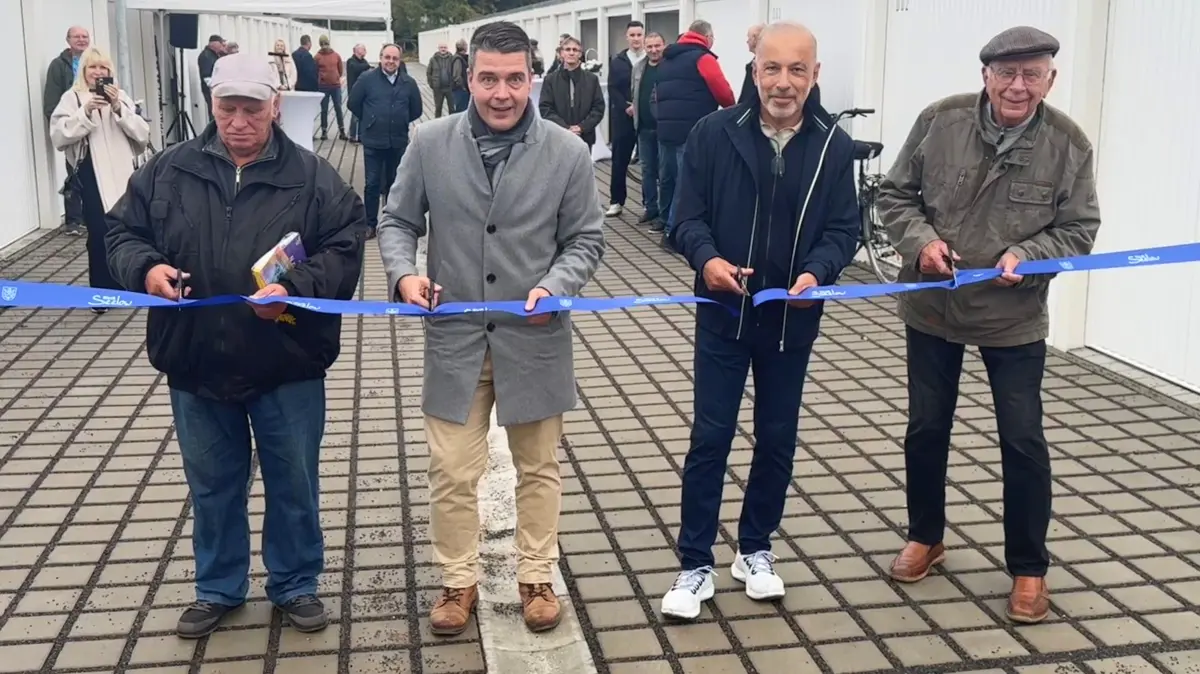Bernd Ottmann, stellvertretend für die Garagenmieter, Bürgermeister Robert Nitz (parteilos), LTG-Chef Adnan Abali und Wolfgang Heinze, Vorsitzender der Seelower Stadtverordnetenversammlung, zerschneiden gemeinsam das Band und eröffnen symbolisch die Garagenanlage (v. l.)