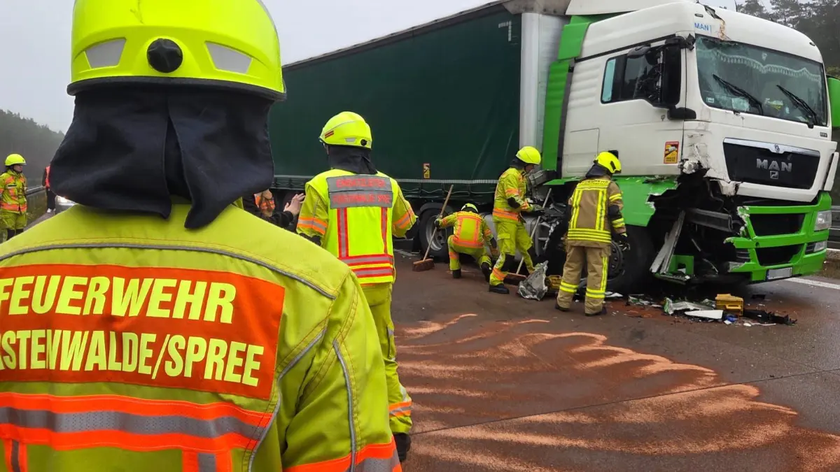 Erheblicher Schaden: Auf der A12 bei Storkow ist es erneut zu einem schweren Unfall gekommen.