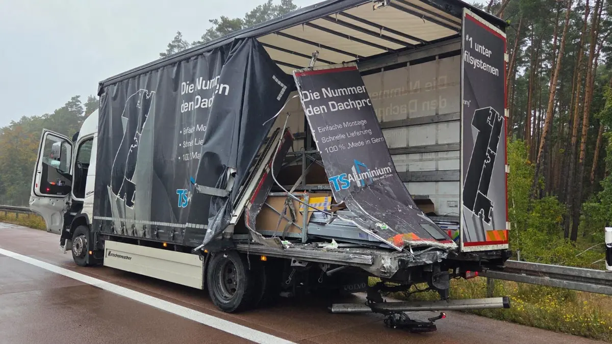 Ebenfalls bei Unfall auf der A12 erheblich beschädigt: ein deutscher Lkw.