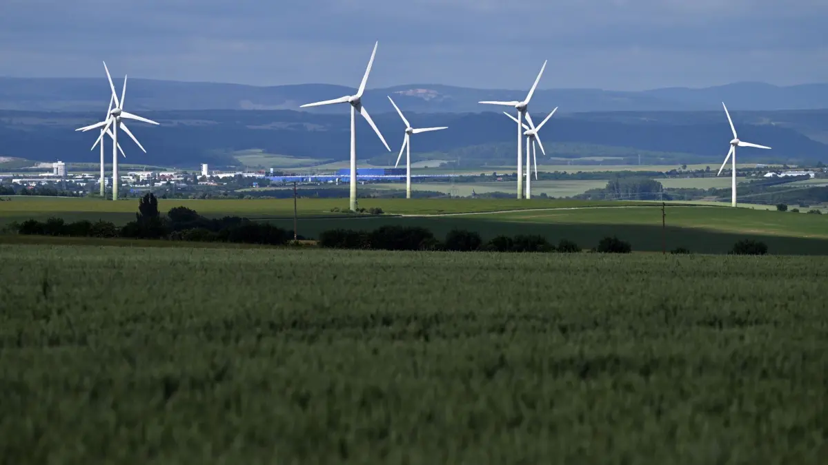 Windräder: ARCHIV - 11.06.2024, Thüringen, Arnstadt: Windräder drehen sich unweit des Thüringer Waldes. (zu dpa: «Erneuerbare liefern rund 60 Prozent des Stroms») Foto: Martin Schutt/dpa +++ dpa-Bildfunk +++