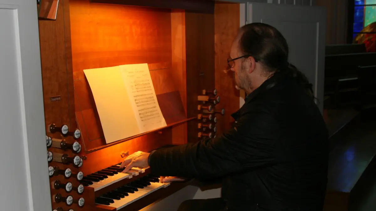 (ohne Überschrift): Farbenreiche Klänge: Kantor Lutz Matthias müller spielt auf der eule-Orgel in der Nikolaikirche.