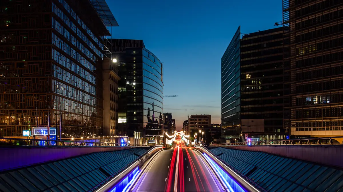Autos fahren während der blauen Stunde auf der beleuchteten Nationalstraße N3 durch Brüssel. Links das Gebäude des Rats der Europäischen Union, rechts das Berlaymont-Gebäude der Europäischen Kommission (Langzeitbelichtung). +++ dpa-Bildfunk +++