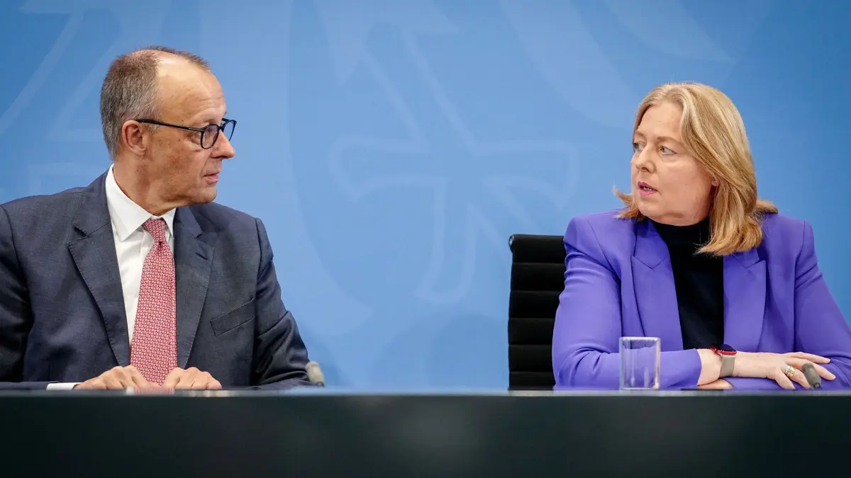 Nach dem Koalitionsausschuss: 09.10.2025, Berlin: Bundeskanzler Friedrich Merz (CDU) und Bärbel Bas (SPD), Bundesministerin für Arbeit und Soziales und SPD-Parteivorsitzende, geben eine Pressekonferenz nach dem Koalitionsausschuss im Bundeskanzleramt. Foto: Kay Nietfeld/dpa +++ dpa-Bildfunk +++