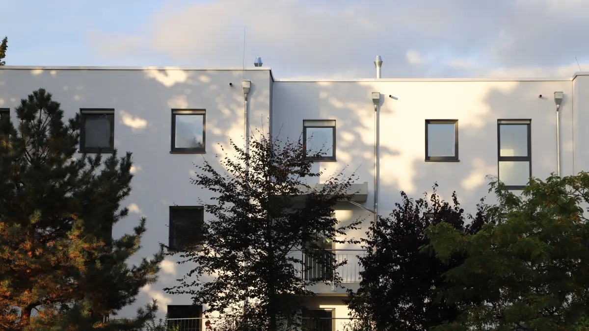 An der Lindenstraße 41 in Marwitz (Oberkrämer) baut die Oberhavel Holding für 11,5 Millionen Euro fünf neue Gebäude mit 30 Wohnungen für insgesamt 90 Geflüchtete - wegen sinkender Zahlen sollen die Wohnungen jetzt auch für Wohnungssuchende und Menschen mit WBS freigegeben werden