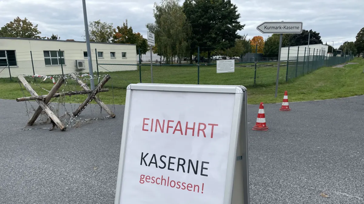 Die Kurmark-Kaserne der Bundeswehr scheint momentan sich im Ausnahmezustand zu befinden. Doch hinter den schweren Geschützen steckt ein Plan.
