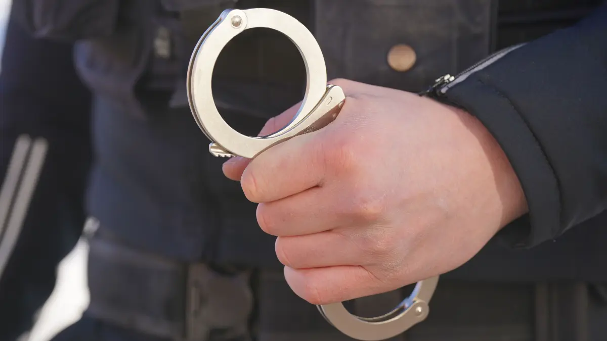 Schläge mit der Faust gehören zum Repertoire des 18-jährigen aus Syrien, der jetzt wegen gefährlicher Körperverletzung in Untersuchungshaft sitzt (Symbolfoto).