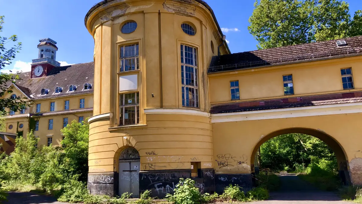 Prunkvolle Militärbauten: Auch diese Gebäude stehen seit 1994 leer und verfallen zunehmend. 