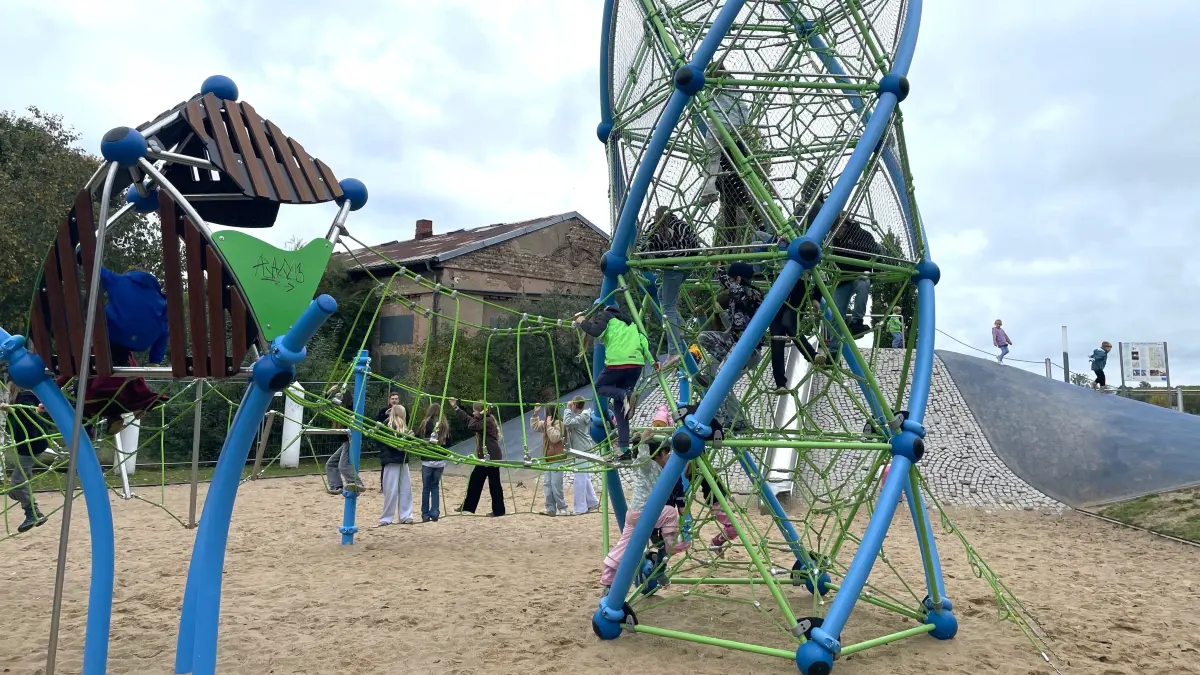 Ausgewählt für den 3. Deutschen Spielplatztag: der Kletteroderturm in Frankfurt (Oder). Kinder klettern begeistert auf dem Spielplatz an der Oderpromenade.