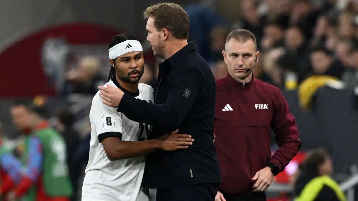 Deutschland - Luxemburg: 10.10.2025, Baden-Württemberg, Sinsheim: Fußball: WM-Qualifikation Europa, Deutschland - Luxemburg, Gruppenphase, Gruppe A, 3. Spieltag, PreZero Arena, Cheftrainer Julian Nagelsmann (Deutschland) gratuliert Serge Gnabry (Deutschland) bei dessen Auswechselung zu seinem Tor. Foto: Federico Gambarini/dpa +++ dpa-Bildfunk +++