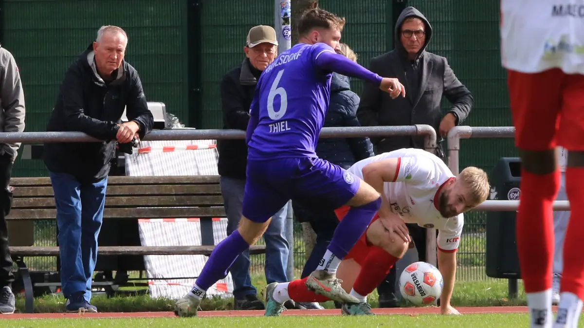 Pascal Schölzke von Union Klosterfelde im Spiel der Oberliga gegen Eintracht Mahlsdorf, hier gegen Niklas Thiel