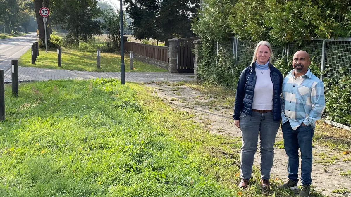 Ehepaar Simone und Jesus Navarro vor ihrem Grundstück Schönerlinder Chaussee, L100.