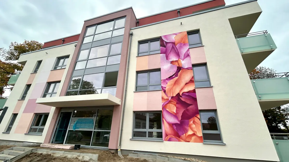 14 Wohnungen entstehen in dem Neubau in der Doktor-Kurt-Schumacher-Starße in Oranienburg. Ab 1. Januar 2026 können Mieterinnen und Mieter einziehen. Aktuell gibt nur noch wenige frei Wohneinheiten.