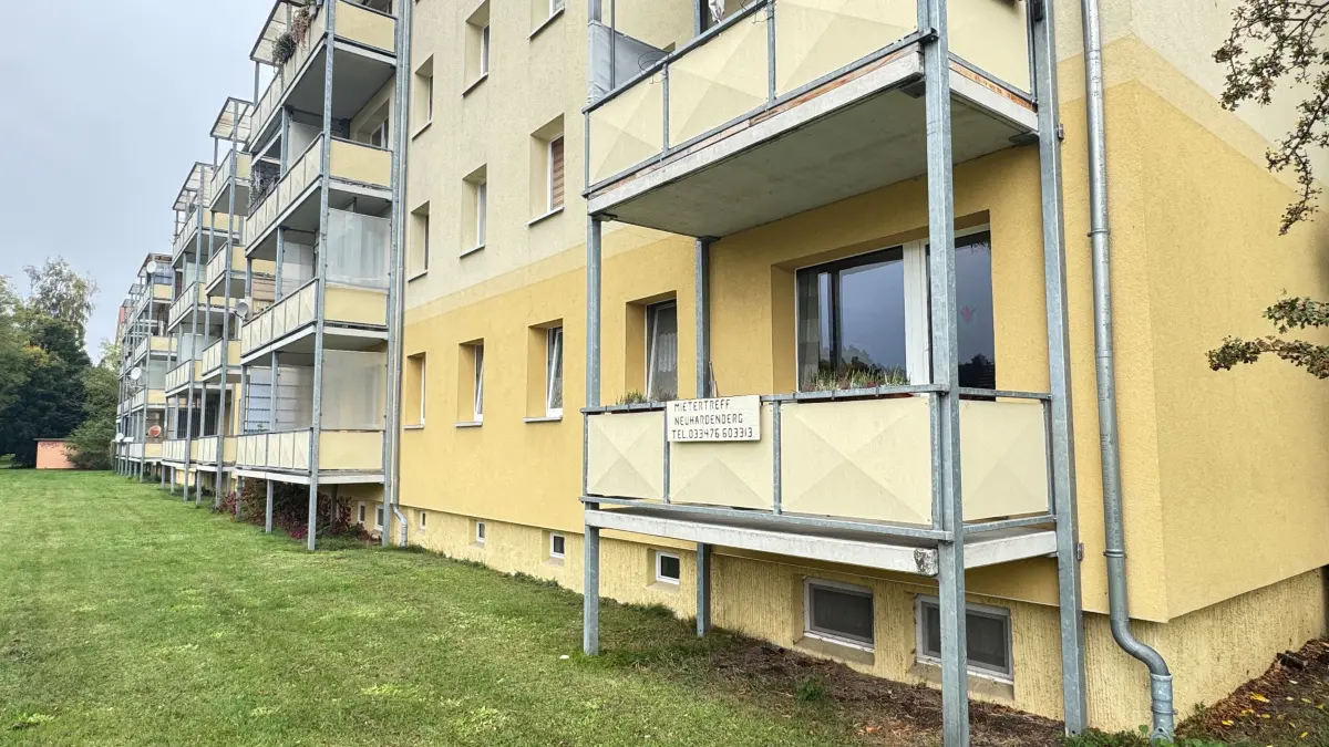 Im Mietertreff des Wohngebietes Herman-Matern-Straße in Neuhardenberg gibt es viel Gesprächsstoff. Denn Eigentümer eines Teils des Wohnungsbestands sind insolvent. Was Insolvenzverwalter und Mieterverein dazu sagen.
