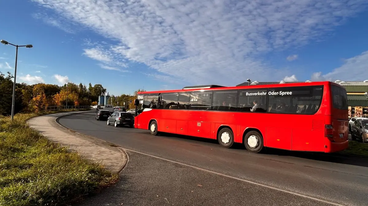 Ein mittlerweile gewohntes Bild in Erkner: Neben den Autofahrern stehen auch die Busse im Stau auf der Umleitungsstrecke.