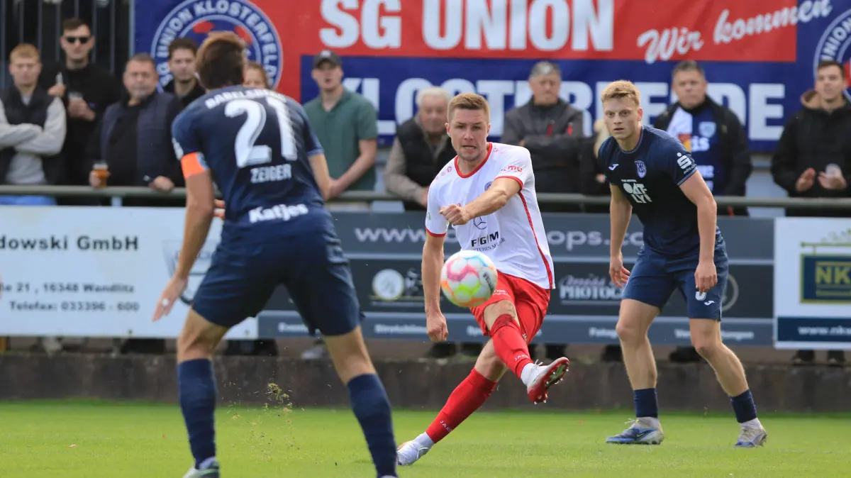 Fußball Landespokal Achtelfinale Union Klosterfelde gegen SV Babelsberg 03 0:4 (0:2) vor 680 Zuschauern, Michel Sobek zieht ab