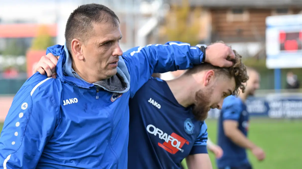 Fussball : Oranienburg, Fussball Brandenburgliga Punktspiel, TuS Sachsnhausen - Ludwigsfelder FC, zupft die Haare nach der Anspannung von Enrico Scheffel nach dem Spiel, Trainer Enis Djerlek
FOTO BENK 11.10.2025