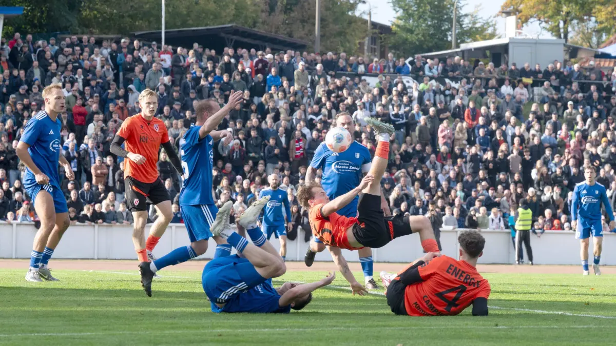 Landespokal Brandenburg (AF) FC Strausberg - Energie Cottbus 2025/26: Fußball, Herren, Saison 2025/2026, Brandenburger Landespokal Achtelfinalfinale, FC Strausberg - FC Energie Cottbus, Fallrückzieher von Janis Juckel Energie Cottbus, 11.10.2025, *** Soccer, Men, Season 2025 2026, Brandenburg State Cup round of 16 final, FC Strausberg FC Energie Cottbus, overhead kick by Janis Juckel Energie Cottbus , 11 10 2025, Copyright: xMatthiasxKochx