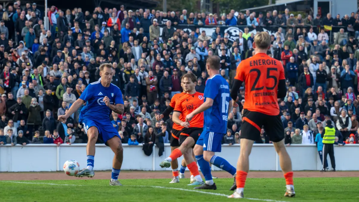 Landespokal Brandenburg (AF) FC Strausberg - Energie Cottbus 2025/26: Fußball, Herren, Saison 2025/2026, Brandenburger Landespokal (Achtelfinalfinale), FC Strausberg - FC Energie Cottbus, v. l. Ian Häberle (FC Strausberg), Janis Juckel (Energie Cottbus) erzielt das Tor zum 2:0, 11.10.2025, Foto: Matthias Koch