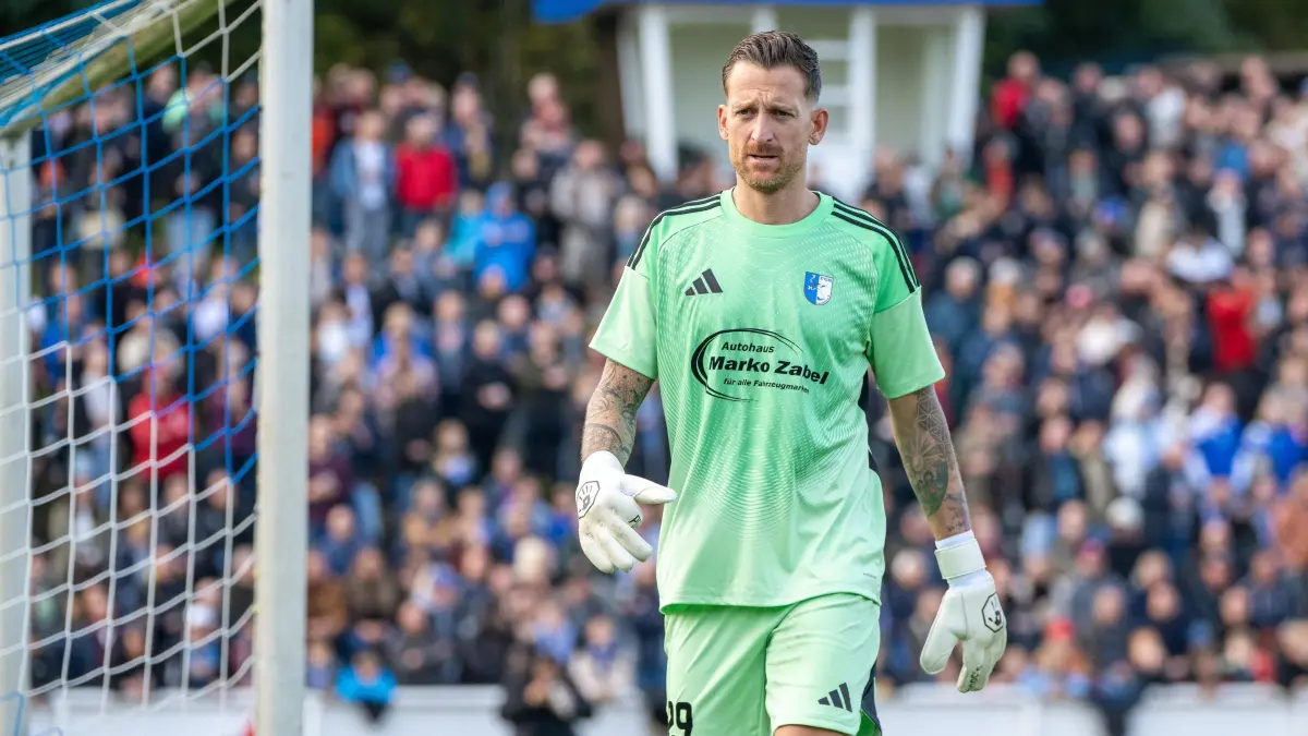 Landespokal Brandenburg (AF) FC Strausberg - Energie Cottbus 2025/26: Fußball, Herren, Saison 2025/2026, Brandenburger Landespokal (Achtelfinalfinale), FC Strausberg - FC Energie Cottbus, Torwart Florian Rudolph (FC Strausberg), 11.10.2025, Foto: Matthias Koch