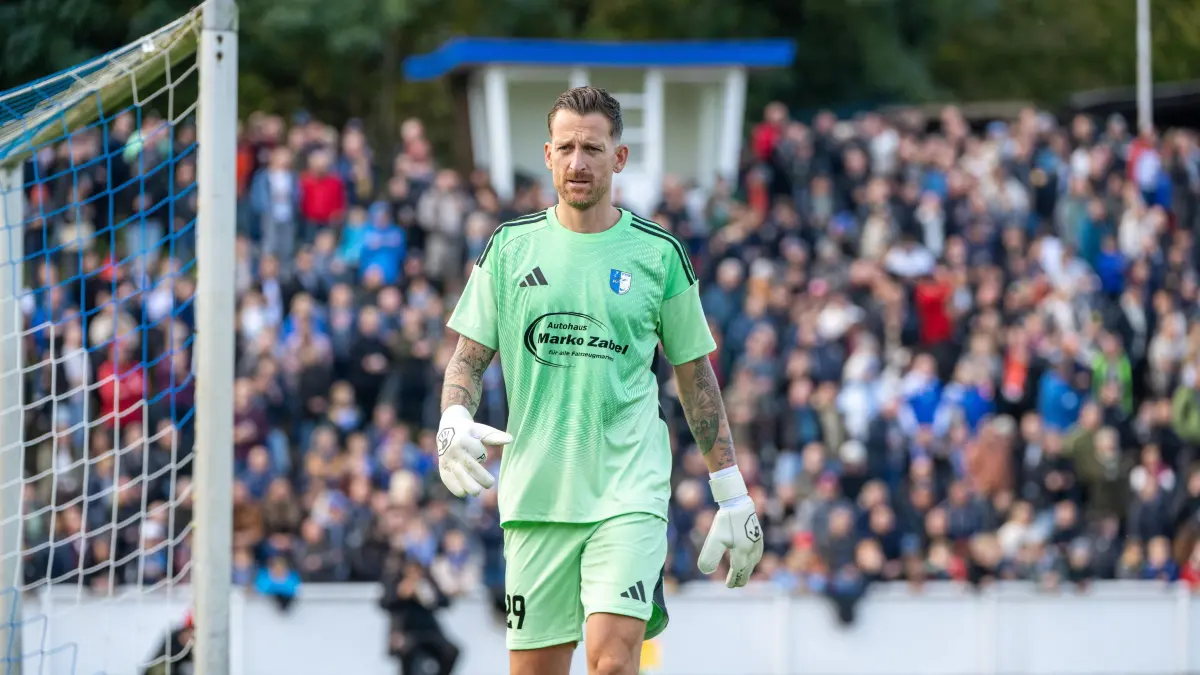 Landespokal Brandenburg (AF) FC Strausberg - Energie Cottbus 2025/26: Fußball, Herren, Saison 2025/2026, Brandenburger Landespokal (Achtelfinalfinale), FC Strausberg - FC Energie Cottbus, Torwart Florian Rudolph (FC Strausberg), 11.10.2025, Foto: Matthias Koch